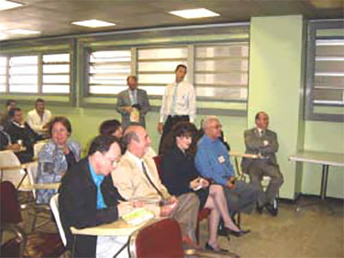 Figura 1. Parte de la concurrencia: de izquierda a derecha, Dr. Saúl Krivoy, Dr. Moschini; Dra. Angulo, Dr. R. Valdivida, Dr. A. Krivoy, Dra. Olimpia Rojas, Dra. Yaxmira Herrera; de pie Dr. Victor Rojas, Dr. Jaime Krivoy.