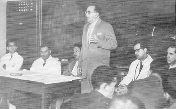 El Dr. Francisco Montbrun en 1960 dictando la primera clase en la Escuela de Medicina Vargas. De izquierda a derecha los Drs: Gilberto Berrios, Jefe de la cátedra de Histología, Luis M. Manzanilla, Coordinador de la Escuela, José Neri, Decano de la Facultad, Otto Lima Gómez, Jefe de la Cátedra de Medicina Interna y Francisco Castellanos, Jefe de la Cátedra de Pediatría.