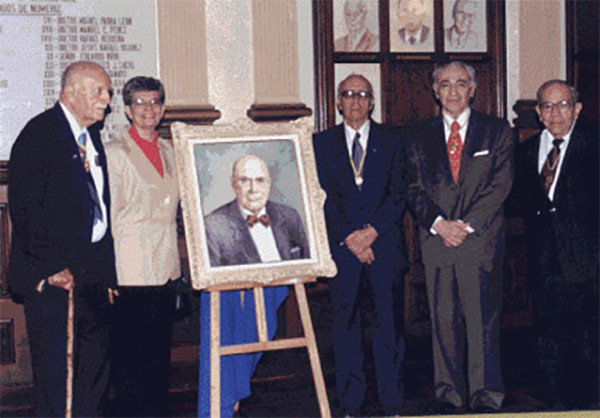 Los Académicos Francisco Montbrun, Lilia Cruz, José Miguel Avilán Rovira, Blas Bruni Celli y José María Carrillo, junto al retrato del Dr. Arnoldo Gabaldón. Con motivo de haberse cumplido el 2 de diciembre de 2005 el sexagésimo aniversario del primer rociamiento con el plaguicida dicloro-difenil-tricloroetano (DDT), efectuado en Morón, Venezuela, el 2 de febrero de 2006 se realizó el merecido homenaje al conductor por excelencia de la lucha antimalárica en el país, doctor Arnoldo Gabaldón, por parte de las Academias de Ciencias Físicas, Matemáticas y Naturales y la de Medicina, de las cuales fue ilustre Académico.