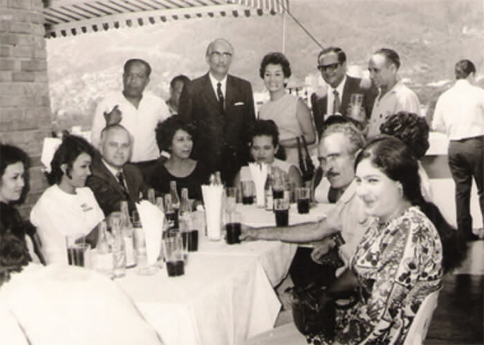 El Dr. Ricardo Baquero en celebración con los colaboradores del Centro Médico. Andrea es el segundo sentado del lado derecho.