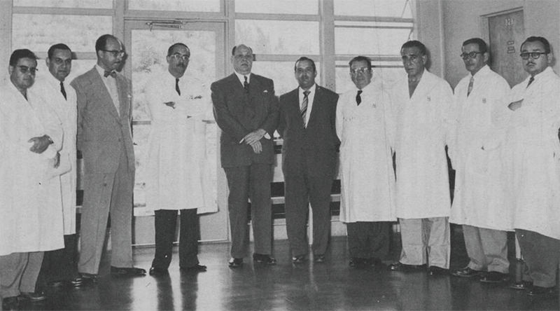 Figura 13. Fotografía de la Inauguración del Servicio de Cirugía IV y la Cátedra de Clínica y Terapéutica Quirúrgica “D.” De (I) a (D) los Drs. Roque Mazziota Mirabal –Fermín Mendoza Blanco-Néstor Arreaza Colizza (Subdirector del H.U.C) -Ricardo Baquero González- Pedro José Gutiérrez Alfaro (Ministro de Sanidad y Asistencia Social) - Jorge Soto Rivera (Director del H.U.C) –Pedro Blanco Gásperi (Jefe de Servicio)- Miguel Pérez Carreño (Jefe de Servicio I invitado) – Martín Valdivieso- Luis Barrios Díaz. Fuente: Dr. Francisco Plaza Izquierdo HC. Hospital Universitario de Caracas. Recuento Histórico en su trigésimo Aniversario (1956-1986). Tomo II. Caracas 1986. Rectorado de la UCV y Hospital Universitario de Caracas. P. 979. Imprenta Universitaria de la UCV. Impresa en Mayo de 1986.