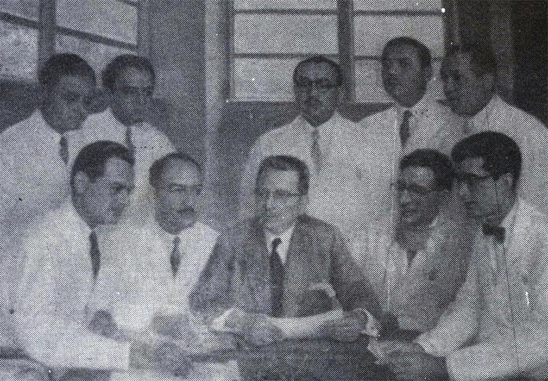 Figura 16. Sentados de (I) a (D) Drs. Fermín Mendoza Blanco, Ricardo Baquero González, Pedro Blanco Gásperi, Martín Valdivieso y Alberto París Domínguez. - De pie de (I) a (D) Drs. Roque Mazziota Mirabal, Ramón Téllez Andrade, Luis Barrios Díaz, Juan Luis Heredia Muñoz y Jacobo Vásquez. Escuela “Luis Razetti”. Cátedra de Clínica y Terapéutica Quirúrgica “D” .Óleo del pintor Fantúzzi. 1957. Fuente: Dr. Francisco Plaza Izquierdo. HC. Hospital Universitario de Caracas. Recuento Histórico en su trigésimo aniversario (1956 – 1986). Tomo II. Caracas -1986. Rectorado de la UCV y Hospital Universitario de Caracas. Imprenta Universitaria de la UCV. Impreso en Mayo de 1986.