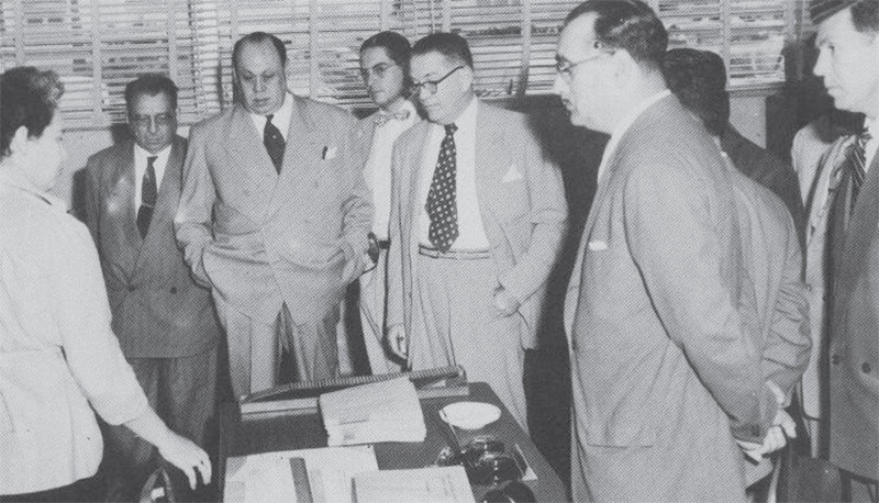 Figura 18. Inauguración del Departamento de Historias Médicas, el 16-5-1956. De (I) a (D) Una alta empleada del Servicio- Drs. Pedro Blanco Gásperi- Pedro Gutiérrez Alfaro (Ministro de Sanidad y Asistencia Social)- Francisco Baquero González- Jorge González Celis y Francisco Montbrum. Fuente: Dr. Francisco Plaza Izquierdo. HC. Hospital Universitario de Caracas. Recuento Histórico en su trigésimo aniversario (1956 – 1986) Tomo II. Caracas -1986. Rectorado de la UCV y Hospital Universitario de Caracas. Imprenta Universitaria de la UCV. Impreso en Mayo de 1986.