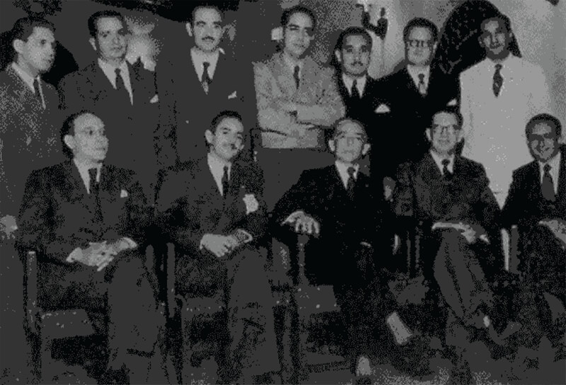 Figura 22: Reunión en el Club Paraíso donde se gestó la fundación de la SVC. De pie los Drs. J.T. Rojas Contreras, Juan Yánez, Francisco Montbrum, Ricardo Baquero González, Juan José Gutiérrez, Leopoldo López y Fernando Rubén Coronil. Sentados: Guillermo Negrete De Windt, Manuel Méndez Gimón, Luis Ramos Sucre, Jorge González y Rafael Zamora Pérez.