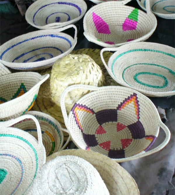 Cestas y sombreros tejidos con fibra de “Moriche”