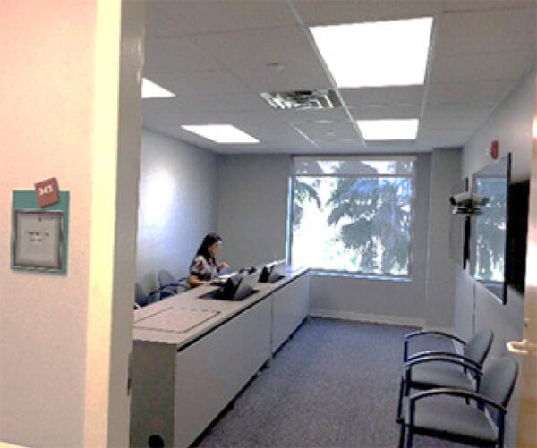 Figura 7. Sala de Telemedicina donde se da seguimiento a pacientes posoperados y se evalúan nuevos casos clínicos de otros estados de la Unión Americana y México.