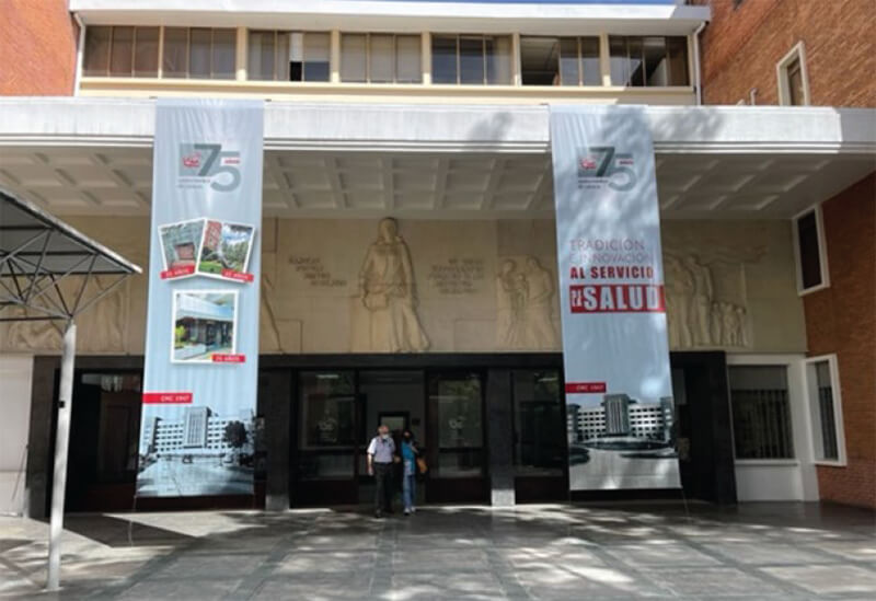 Figura 1. Puerta Principal del Centro Médico en sus 75 años.