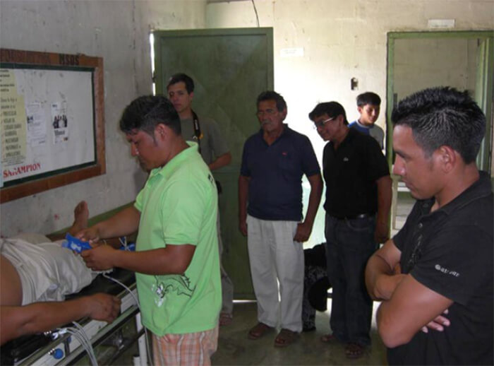 Foto N°10. Instalación de equipos en el ambulatorio, Wonken.