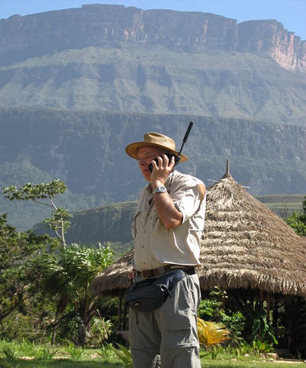 Foto N°7. Dr. Tomás Sanabria: Telemedicina cerca del Salto Ángel.