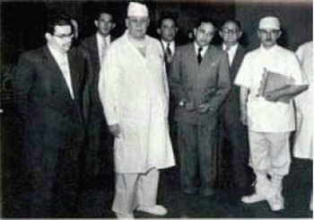 Figura 2. Drs. Pedro Gutiérrez Alfaro, Miguel Yáber. Atención primer parto Hospital Universitario de Caracas, 1956.
