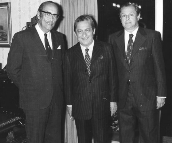 En esta foto figuran el Dr. Ricardo Baquero González y a su izquierda el Dr. Joel Valencia Parparcén y el Dr. Candia Candia.